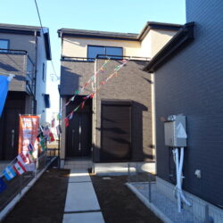 <em>【動画あり】</em>＜上福岡駅17分＞ 全居室南東向き採光の明るい室内♪♪15.5帖のLDKに続き間の洋室プラン ☆川越市諏訪町 新築戸建 B号棟